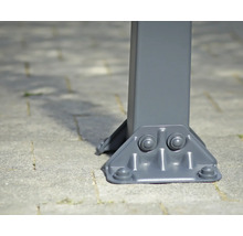 Detailansicht eines grauen Metallpfostens mit Bodenbefestigung