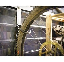 Fahrradreifen an einer Fahrradhalterung montiert