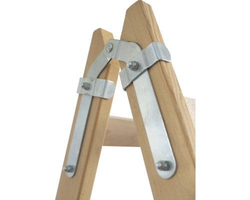 Detailansicht einer Holzleiter mit Metallbeschlägen