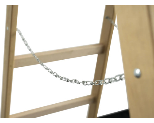 Detailaufnahme einer Holzleiter mit Metallkette