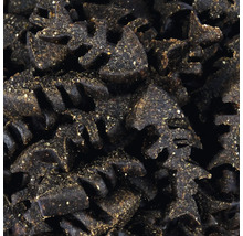 Nahaufnahme von Fischfutterpellets in Tannenbaumform