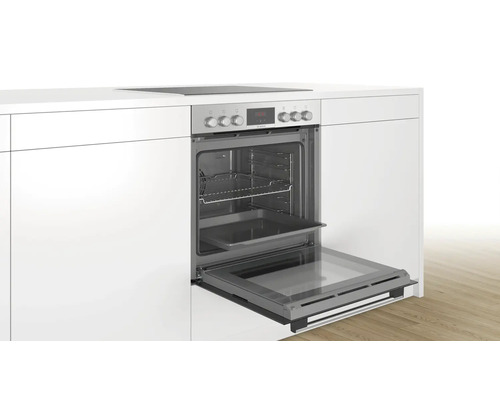 Einbaubackofen mit offener Tür in einer weißen Küchenzeile.