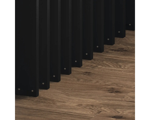 Schwarzer Holzlamellenzaun auf Holzboden