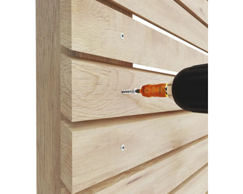 Akkuschrauber schraubt Schraube in Holzkonstruktion