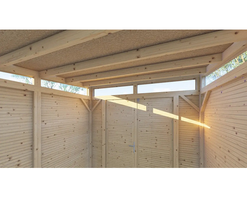 Innenansicht eines Holzgartenhauses mit Dach, Wänden und Fenstern