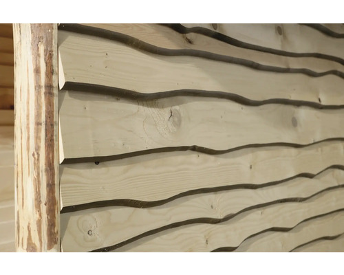 Holzfassade mit Baumstamm