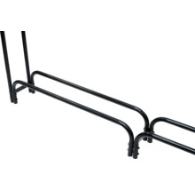 Detailansicht eines schwarzen Kaminholzregals aus Metall