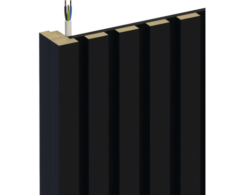 Detailansicht einer schwarzen Wandverkleidung mit Holzstruktur und Kabeldurchführung