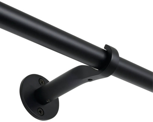 Detail einer schwarzen Geländerstange mit Halterung