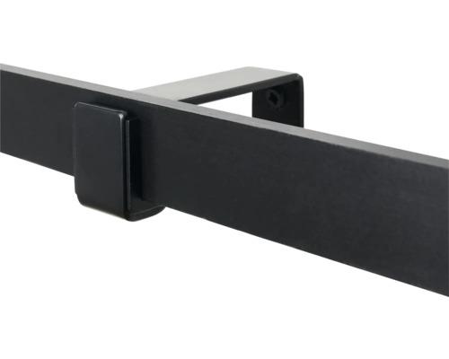 Detailansicht einer schwarzen Gardinenstange mit Halterung