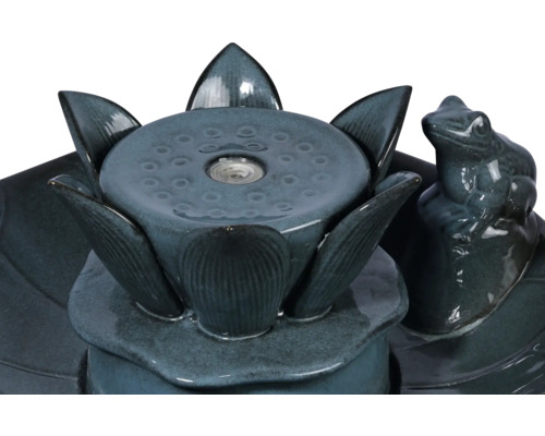 Dekorativer Zimmerbrunnen in Form einer Lotusblüte mit Froschfigur