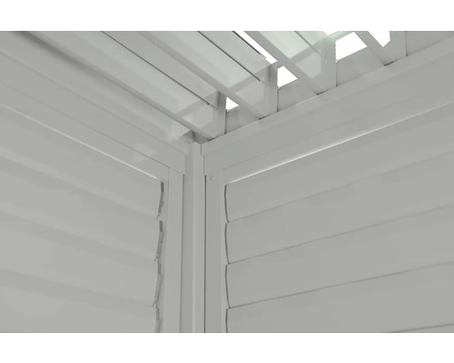 Detailansicht einer Ecke eines Gerätehauses mit Lamellen und Dachkonstruktion