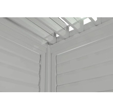 Detailansicht einer Gartenlaube mit Lamellendach und Seitenwänden