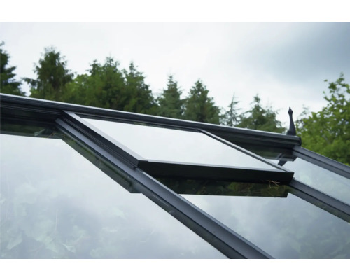 Detailansicht eines geöffneten Fensters in einem Gewächshaus