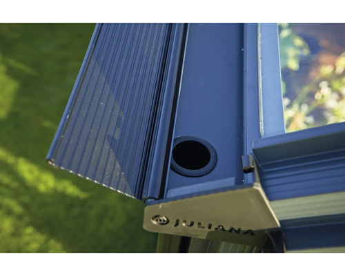 Detailansicht eines Juliana Gewächshauses mit Lüftungsklappe und Entwässerungsloch