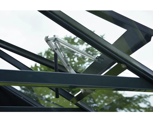 Detailansicht eines automatischen Fensteröffners in einem Gewächshaus.