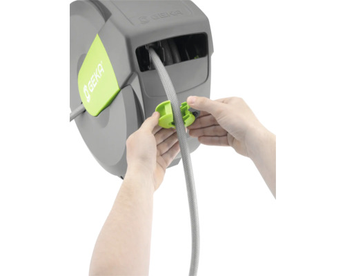 Person befestigt Schlauch an einer GEKA Schlauchbox