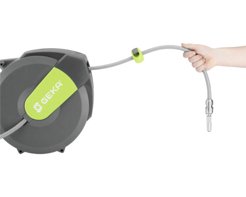 Aufroller mit Gartenschlauch und GEKA Logo