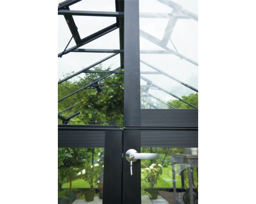 Detailaufnahme einer Gewächshaustür mit Schloss und Schlüssel