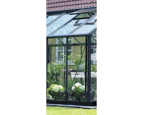 Gewächshaus mit Pflanzen und geöffneten Fenstern