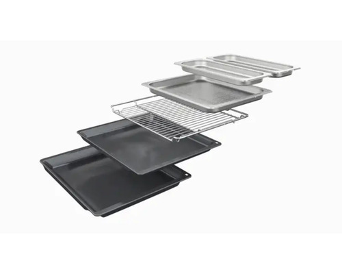 Verschiedene Backbleche, Roste und Serviertabletts aus Metall