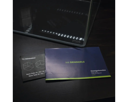 Dennerle Nano Cube Aquarium mit Starterbroschüre und Nano Tank Broschüre