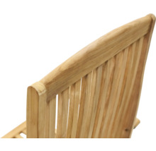 Detailansicht der Rückenlehne eines Gartenstuhls aus Holz