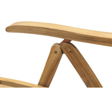 Detailansicht einer Holzgartenliege mit Armlehne
