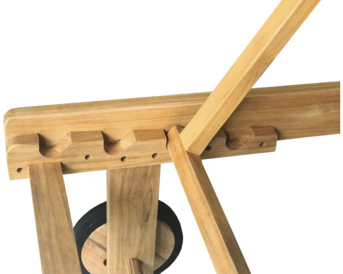 Detailansicht eines Holzliegen-Gestells mit Aussparungen zur Höhenverstellung und Rädern