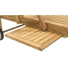 Detailansicht einer Holzliege mit Ablagefläche