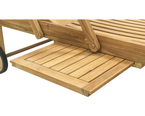 Detailansicht einer Holzliege mit Ablagefläche