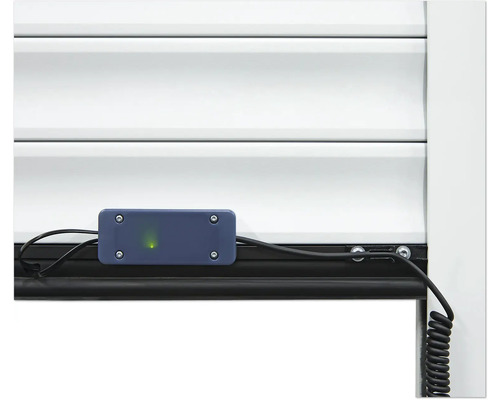 Detailansicht eines Rollladens mit Sensor und Kabel