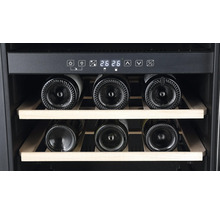 Weinlagerschrank mit Wein auf Holzböden und digitaler Temperaturanzeige