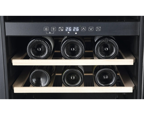 Weinlagerschrank mit Wein auf Holzböden und digitaler Temperaturanzeige