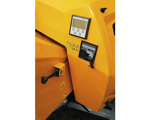 Bedienfeld einer Holzhackmaschine mit Display, Tastenfeld und Sicherheitshinweisen