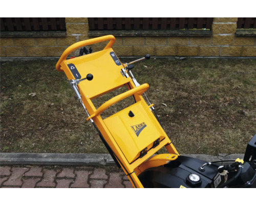 Detailansicht der Bedienelemente einer Schneefräse