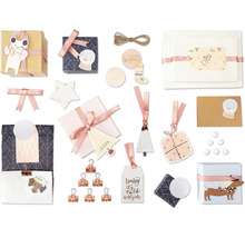 Dekorative Geschenkverpackungen und Accessoires mit saisonalen Motiven