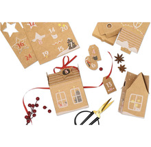 Weihnachtlicher Adventskalender zum Basteln mit Papierhäusern, Zahlenaufklebern, Anhängern und Band