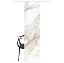 Große weiße Marmorfliese mit goldfarbenen Adern neben einem Stuhl