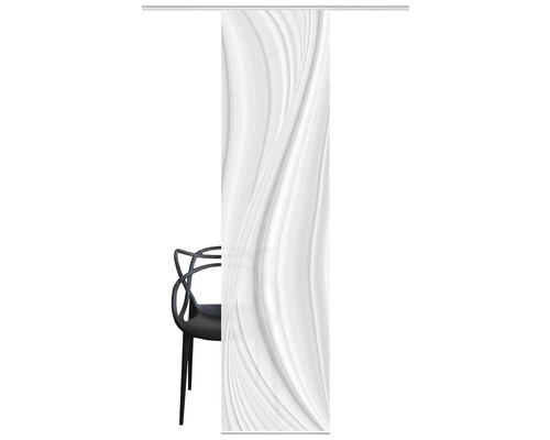 Schiebegardine mit abstraktem Muster und Stuhl