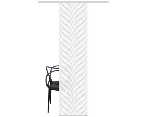 Schiebegardine mit Blattmuster und Stuhl