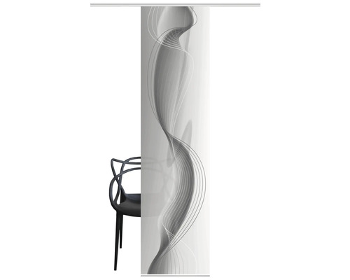 Schiebegardine mit abstraktem Muster neben einem Stuhl