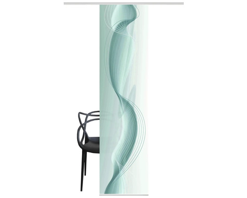 Schiebegardine mit abstraktem Muster vor einem Stuhl