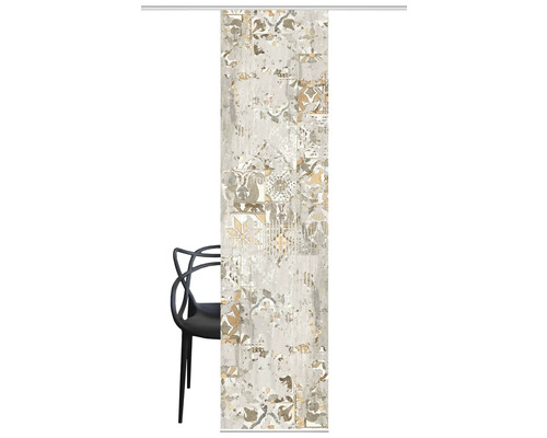 Schiebevorhang mit Muster und Stuhl