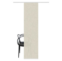 Dekoschals mit Strukturmuster und einer schwarzen Stuhl im Vordergrund.