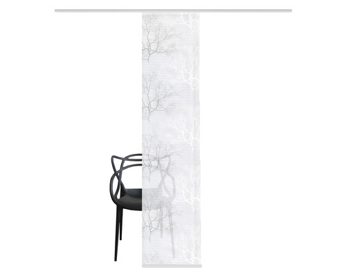 Schiebevorhang mit Baumdesign vor einem Stuhl