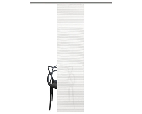 Schiebegardine mit Querstreifen vor einem Stuhl