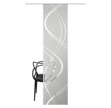 Schiebegardine mit abstraktem Muster und einer angedeuteten Stuhl Silhouette.