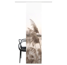 Schiebegardine mit Schilf-Motiv und schwarzem Stuhl