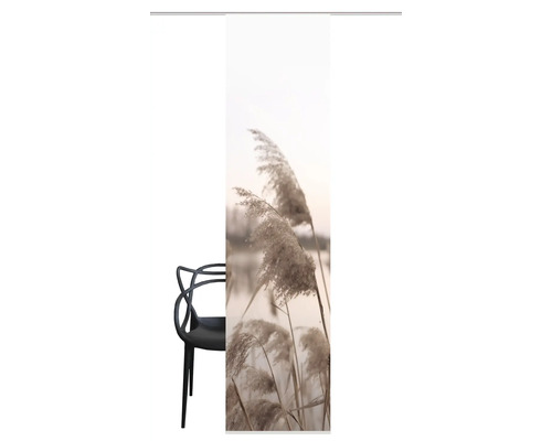 Schiebegardine mit Schilf-Motiv und schwarzem Stuhl